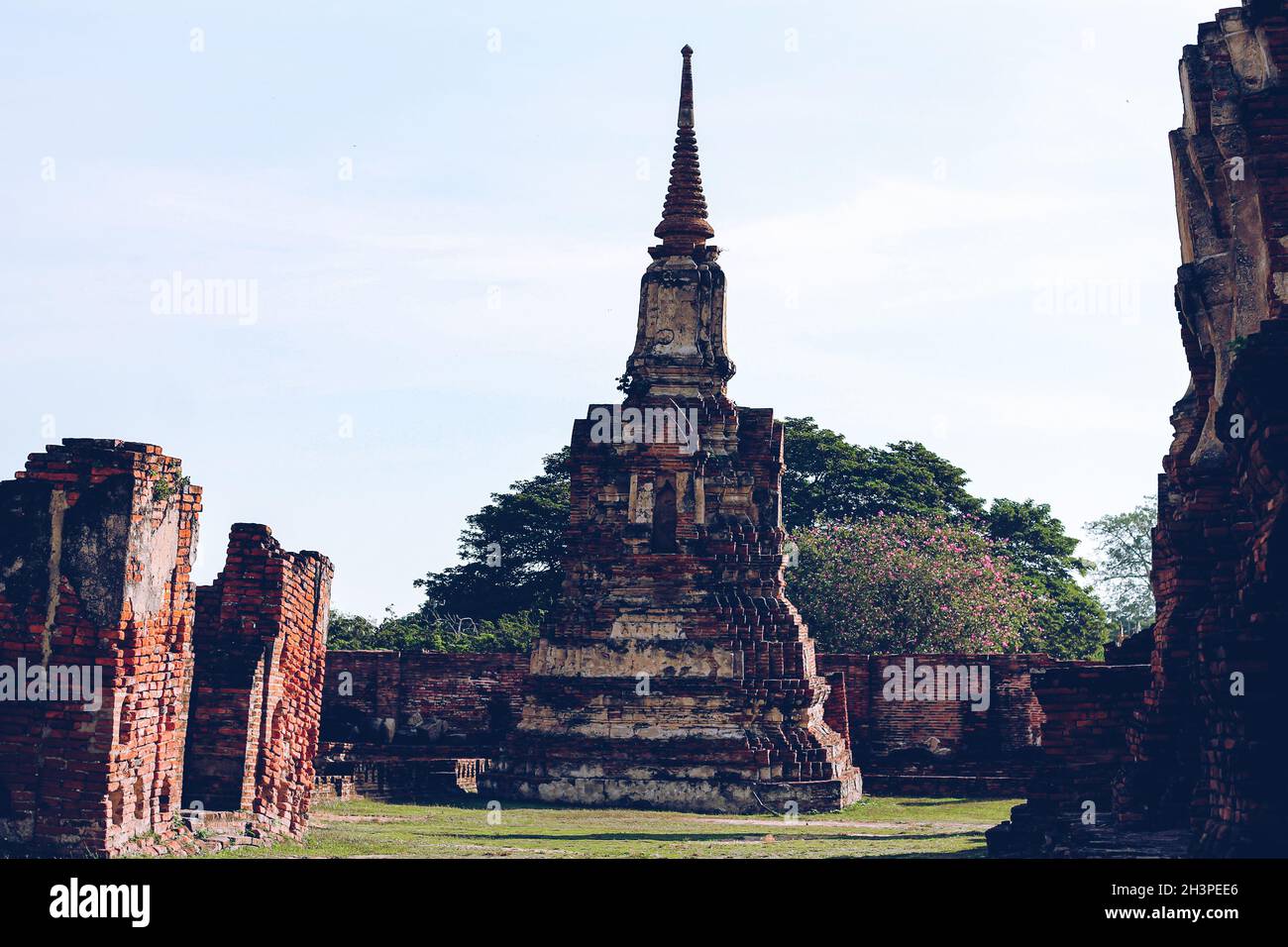 Antiche rovine di Wat Mahathat all'interno del famoso sito patrimonio del Parco storico di Ayutthaya in Thailandia Foto Stock