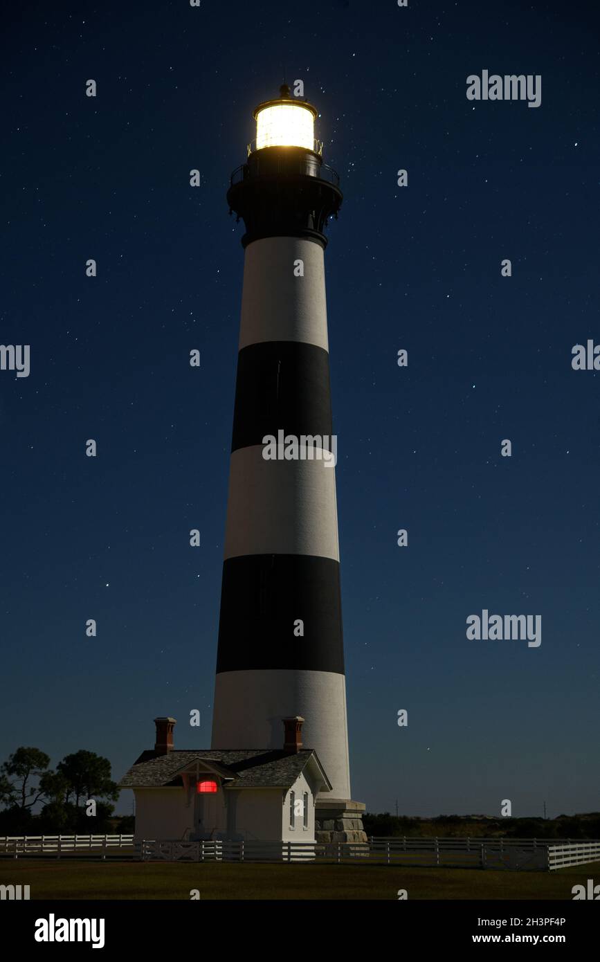 Bodie Lighthouse illuminato da una luna piena, e stelle, Bodie, Carolina del Nord, Outer Banks Foto Stock