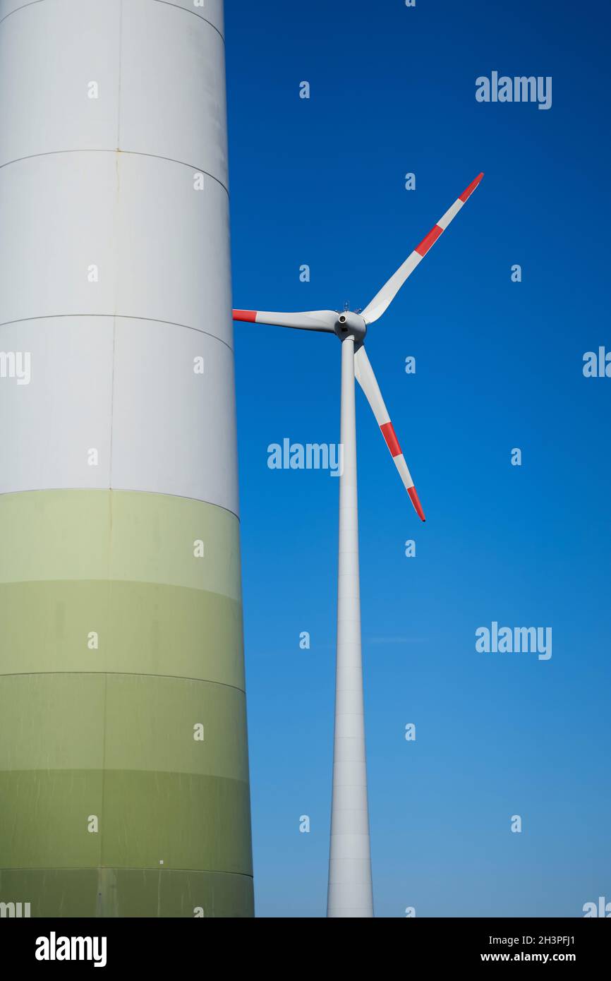 Due turbine eoliche nell'area industriale a nord della città di Magdeburg in Germania Foto Stock