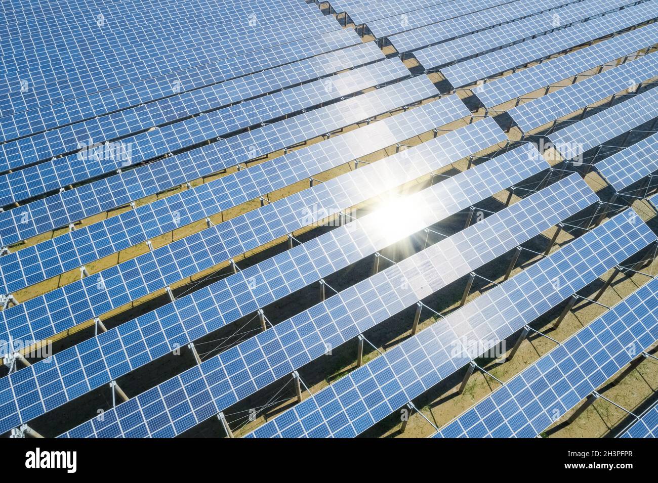 Pannelli fotovoltaici blu alla luce del sole Foto Stock