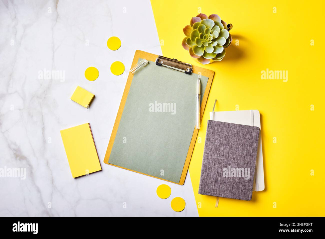 Desktop con appunti e materiali di consumo per ufficio. Home Office, progettazione obiettivo impostazione concetto. Foto Stock
