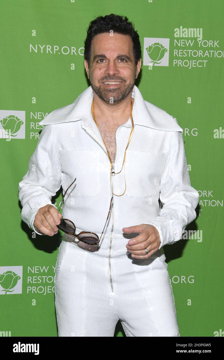 New York, Stati Uniti. 29 ottobre 2021. Il comico e attore Mario Cantone partecipa all'annuale Hulaween Bash di Bette Midler a Cipriani South Street a New York, NY, 29 ottobre 2021. (Foto di Anthony Behar/Sipa USA) Credit: Sipa USA/Alamy Live News Foto Stock