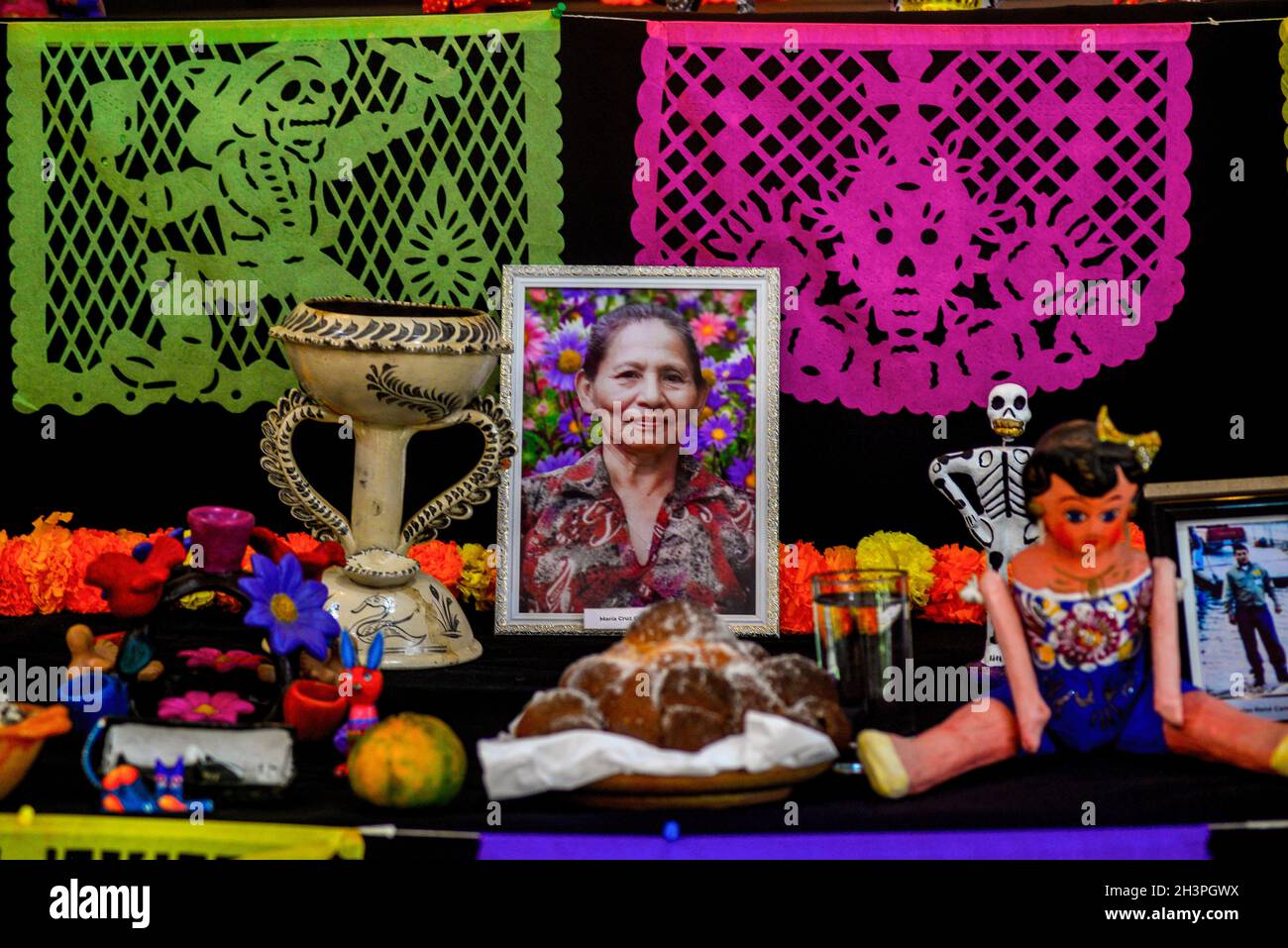 San Salvador, El Salvador. 29 ottobre 2021. Un altare che mostra elementi tradizionali della cultura messicana e un'immagine di una donna Salvadorana defunta, davanti alla celebrazione. L'ambasciata messicana di El Salvador ha preparato un altare che mostra le immagini della gente defunta prima del giorno delle celebrazioni dei morti. (Foto di Camilo Freedman/SOPA Images/Sipa USA) Credit: Sipa USA/Alamy Live News Foto Stock