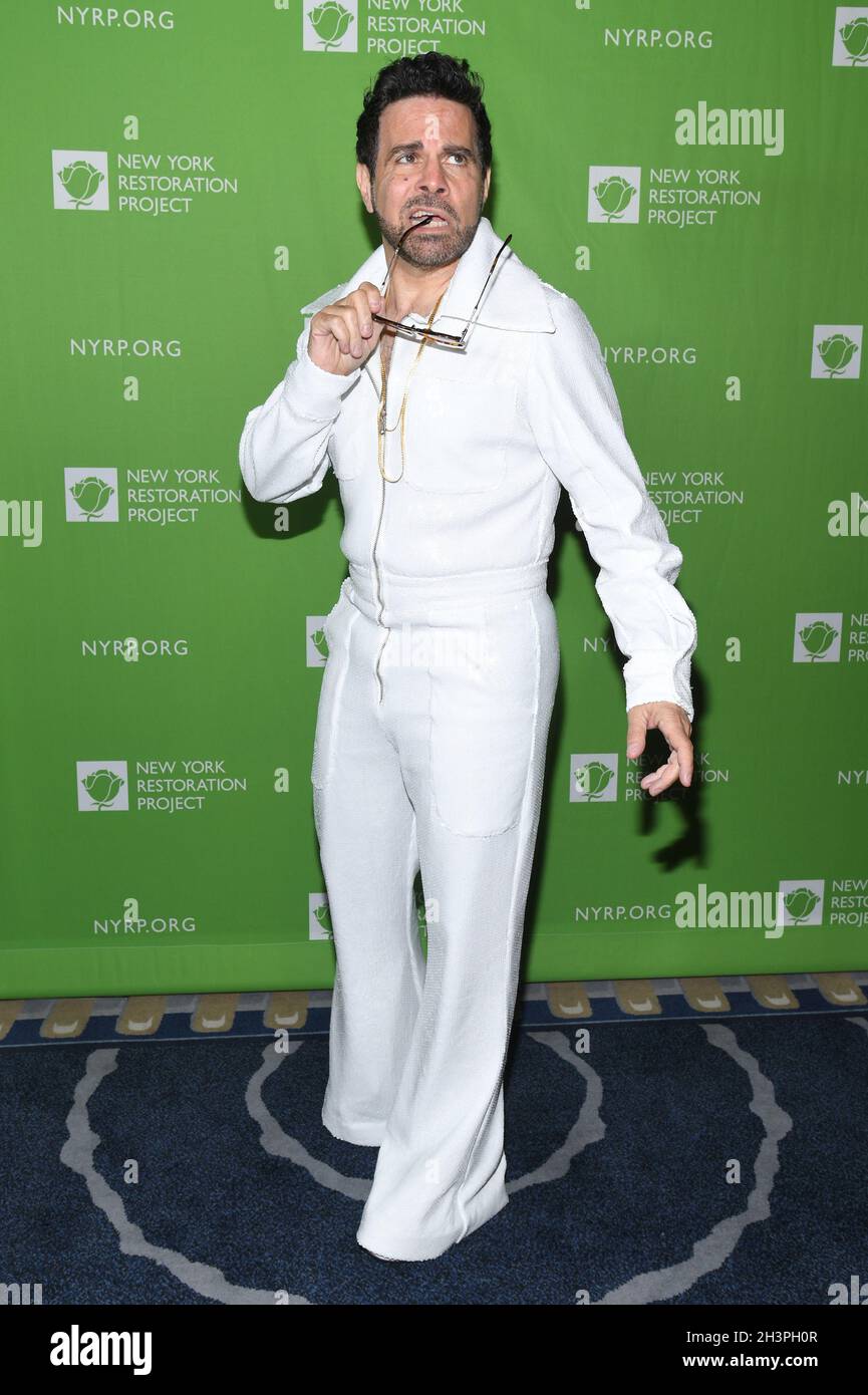 New York, Stati Uniti. 29 ottobre 2021. Il comico e attore Mario Cantone partecipa all'annuale Hulaween Bash di Bette Midler a Cipriani South Street a New York, NY, 29 ottobre 2021. (Foto di Anthony Behar/Sipa USA) Credit: Sipa USA/Alamy Live News Foto Stock