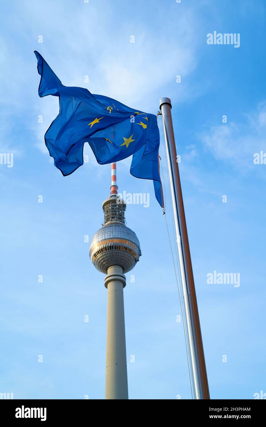 Bandiera europea e torre televisiva nel centro della città La capitale tedesca Berlino Foto Stock