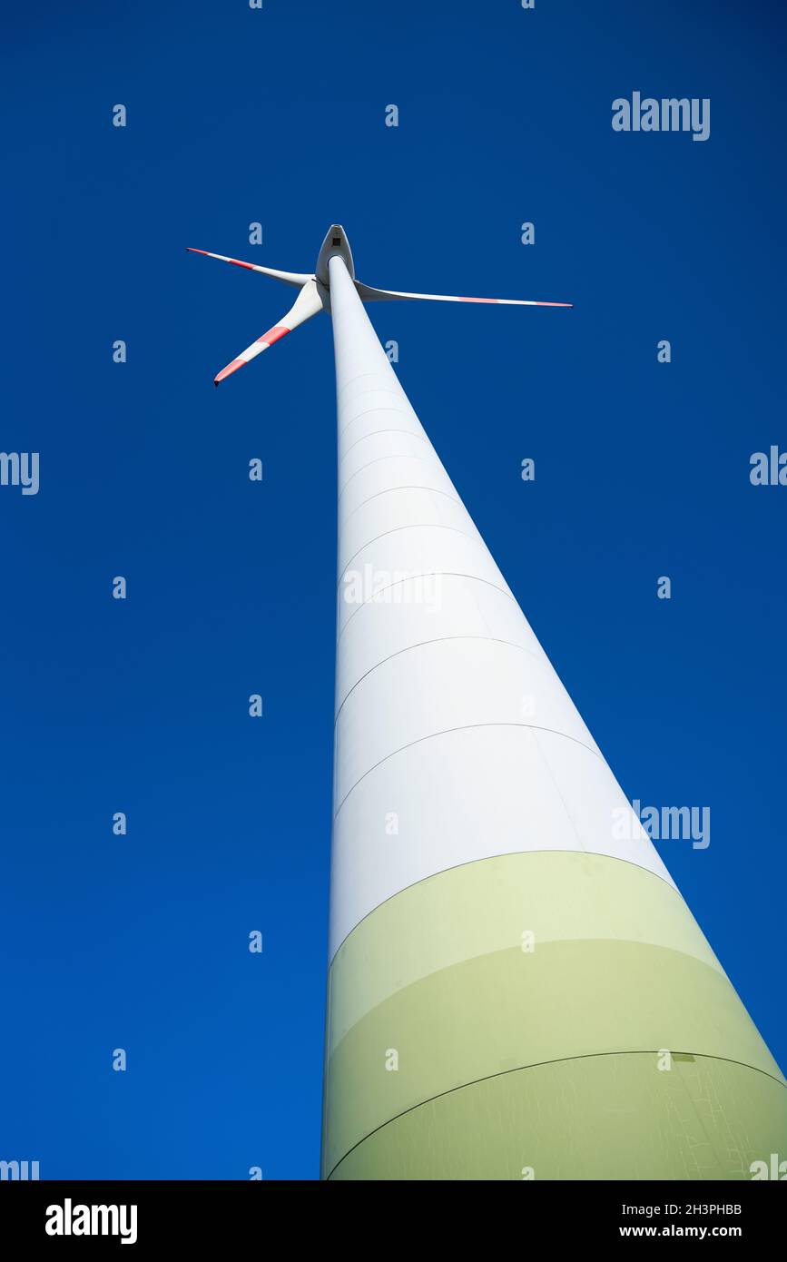 Vista di una turbina eolica a nord di Città di Magdeburgo vista dal basso Foto Stock