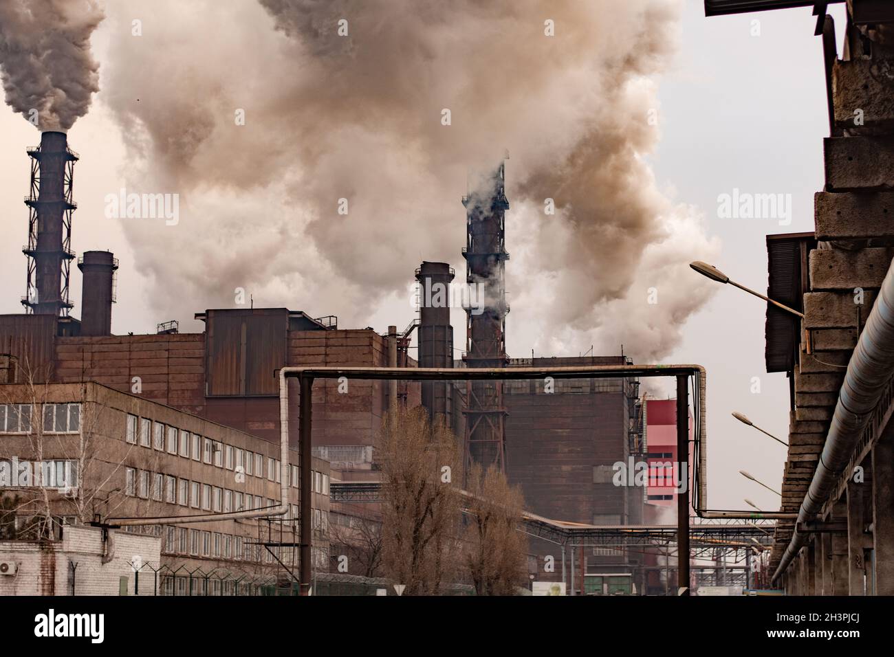 Edifici di un impianto metallurgico per la produzione di minerali ferrosi. Foto Stock