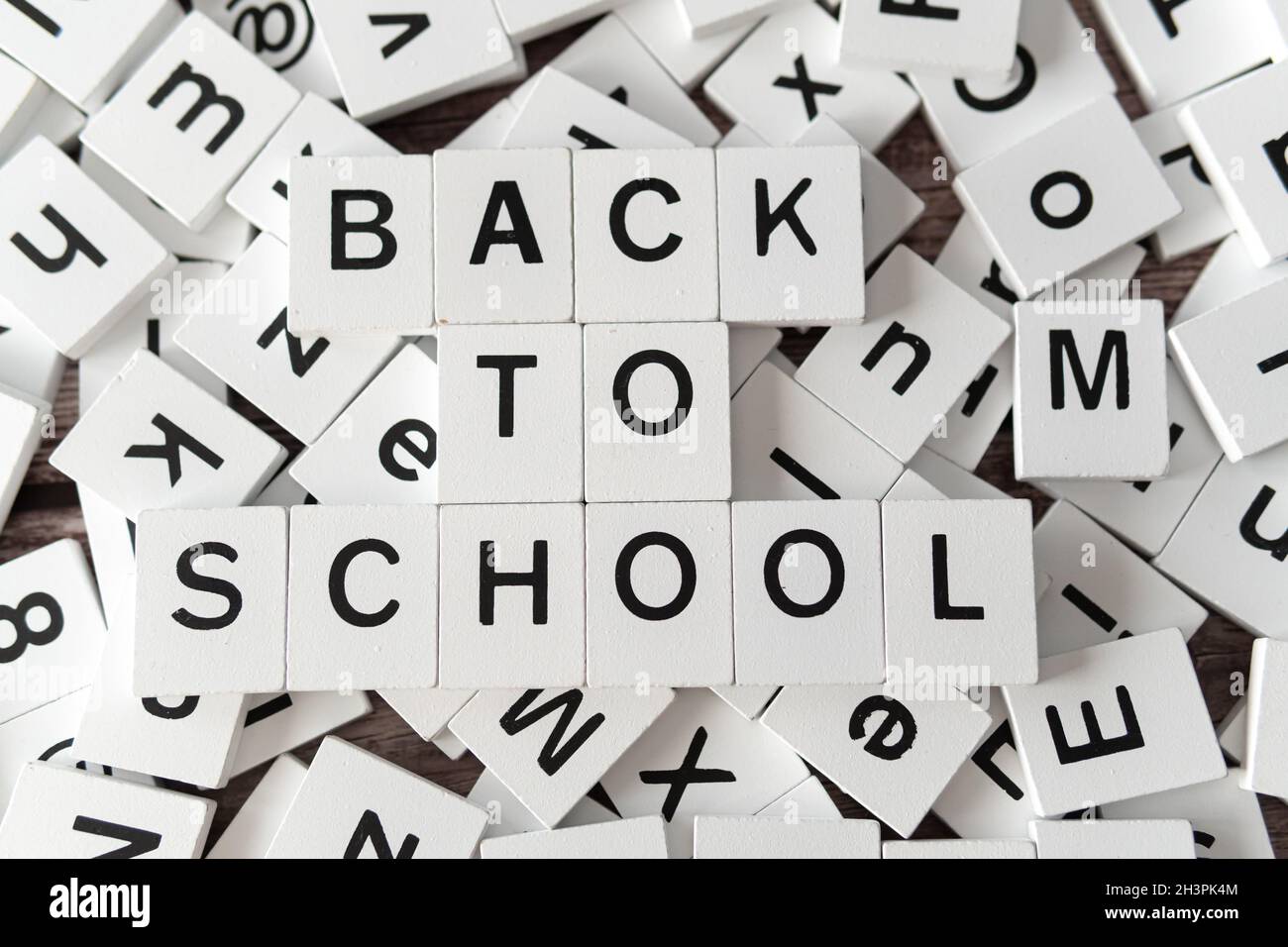 Torna a scuola scritto con collezione di tessere di lettere Foto Stock