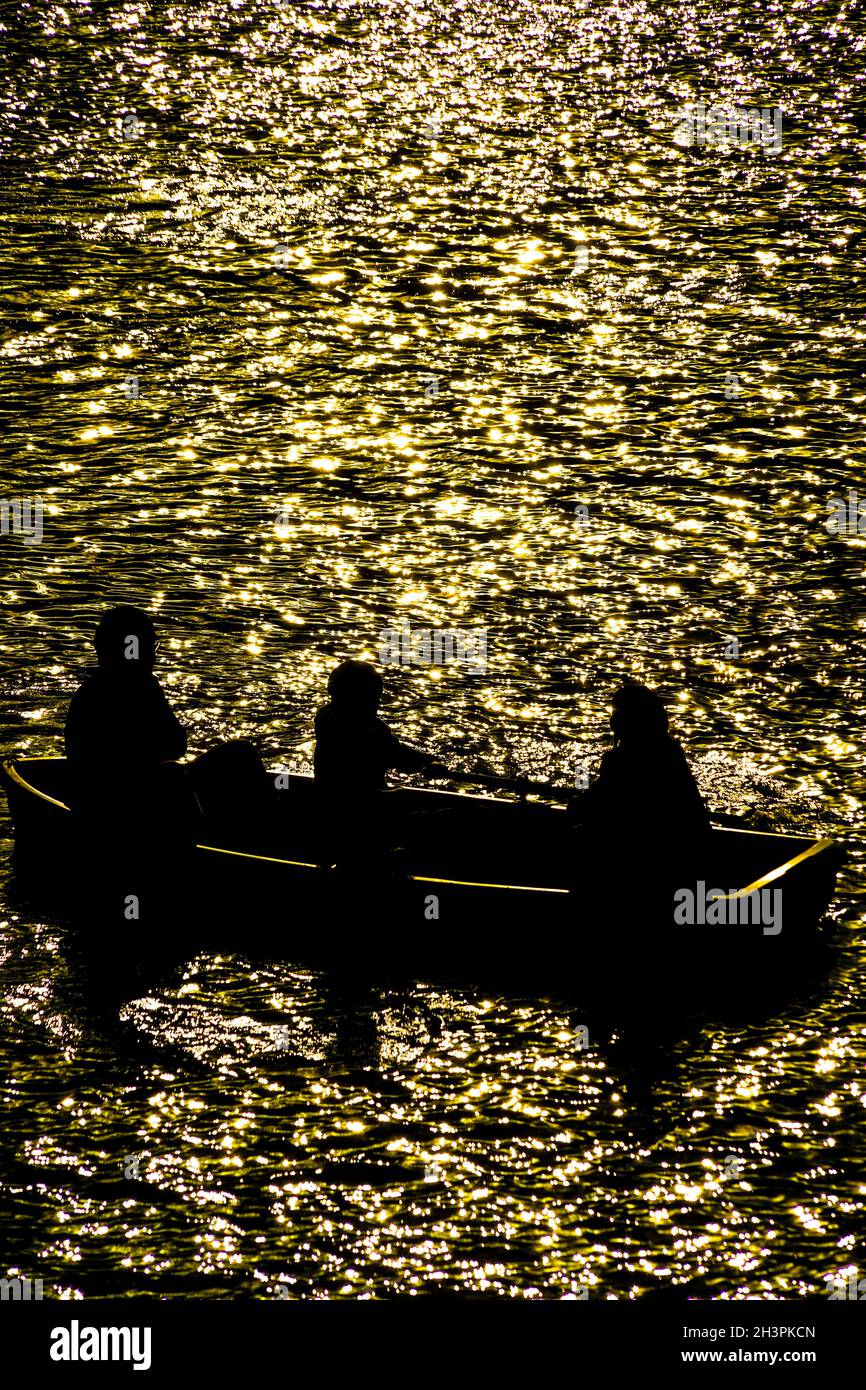 Riflesso della serata e della silhouette della barca a remi Foto Stock