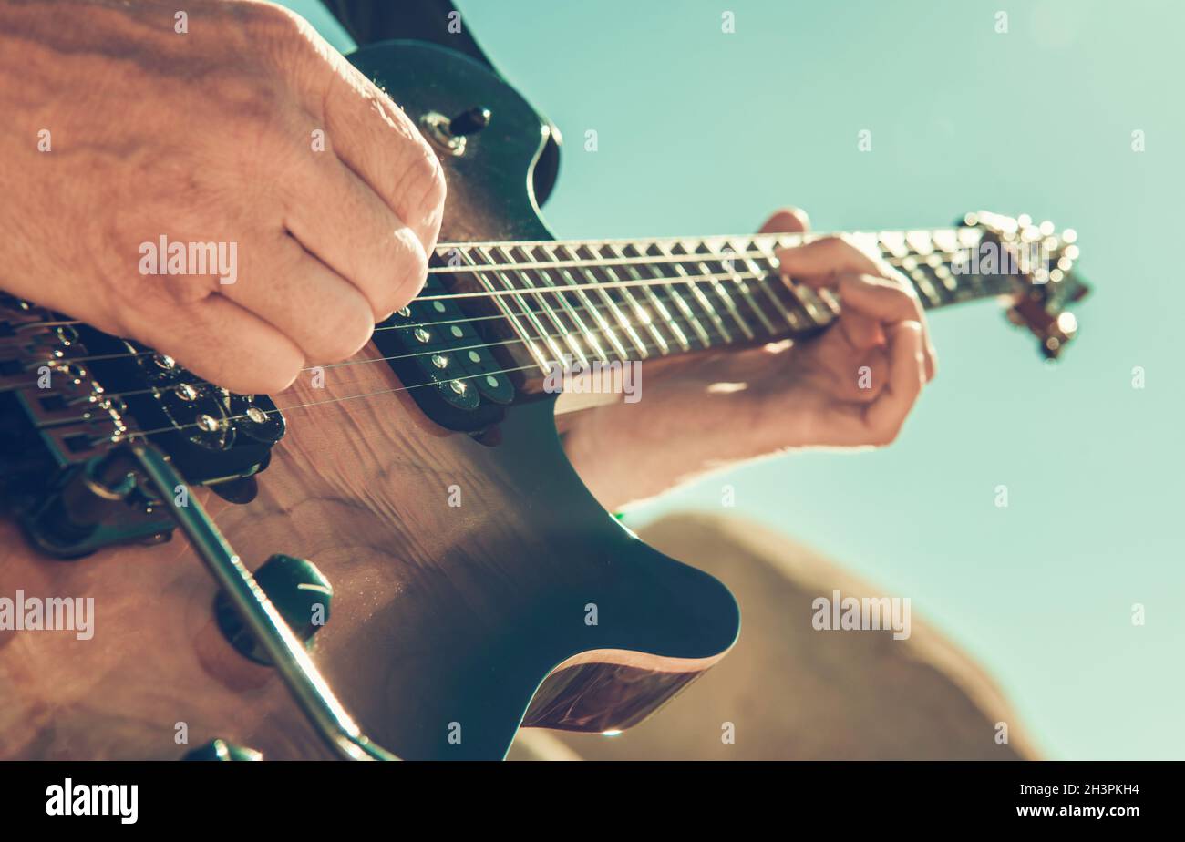 Settore dell'intrattenimento. Chitarra elettrica Rock Musica tema spettacolo. Musicista caucasico che gioca la chitarra. Foto Stock