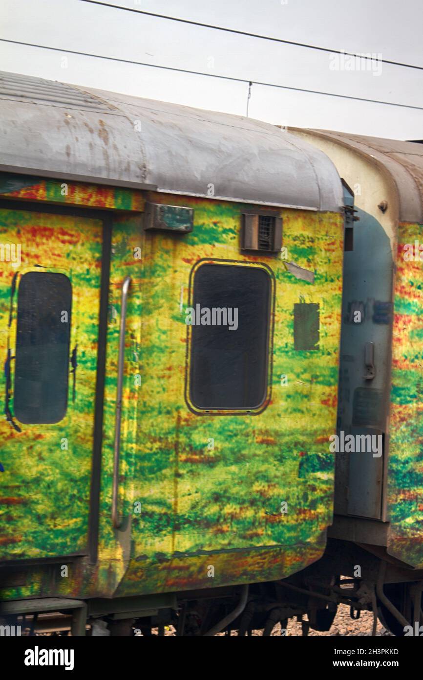 Bellissimo nuovo treno passeggeri indiano. Foto Stock