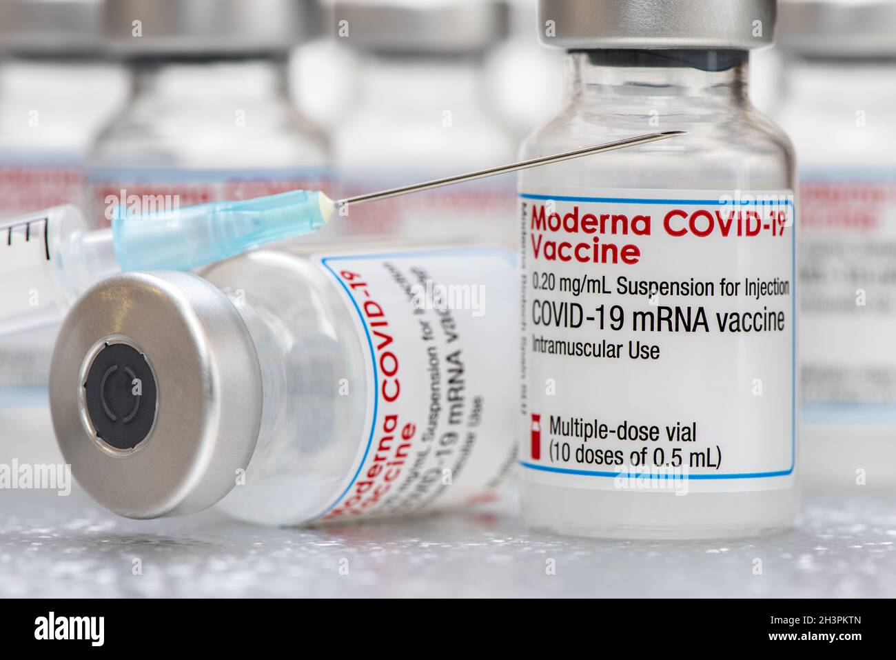 I flaconcini con il vaccino Moderna Covid-19 vengono utilizzati presso il centro di vaccinazione corona della città di Augusta i. Foto Stock