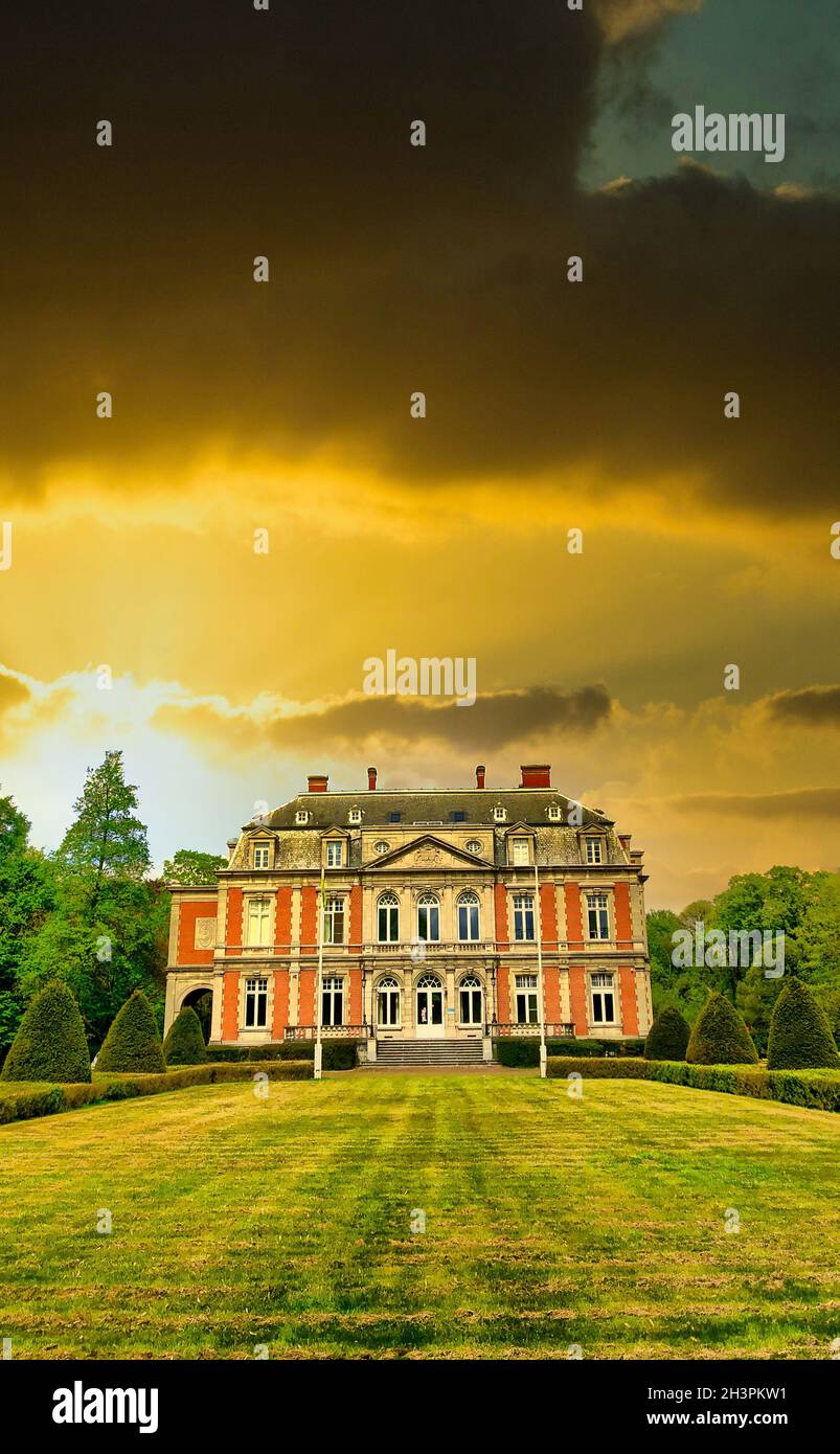 Un castello in cima ad un campo coperto di erba Foto Stock