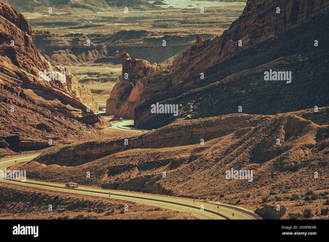 Scenografica Utah Interstate 70 Highway. Arenaria Rock formazioni scenario e la strada che attraversa il Raw Landscape. Foto Stock