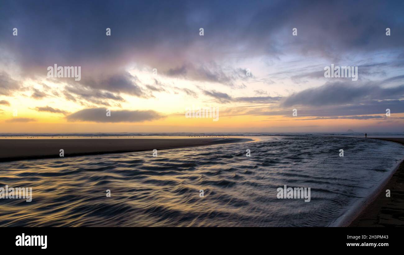 Tramonto a Rocky Beach, costa della California settentrionale Foto Stock