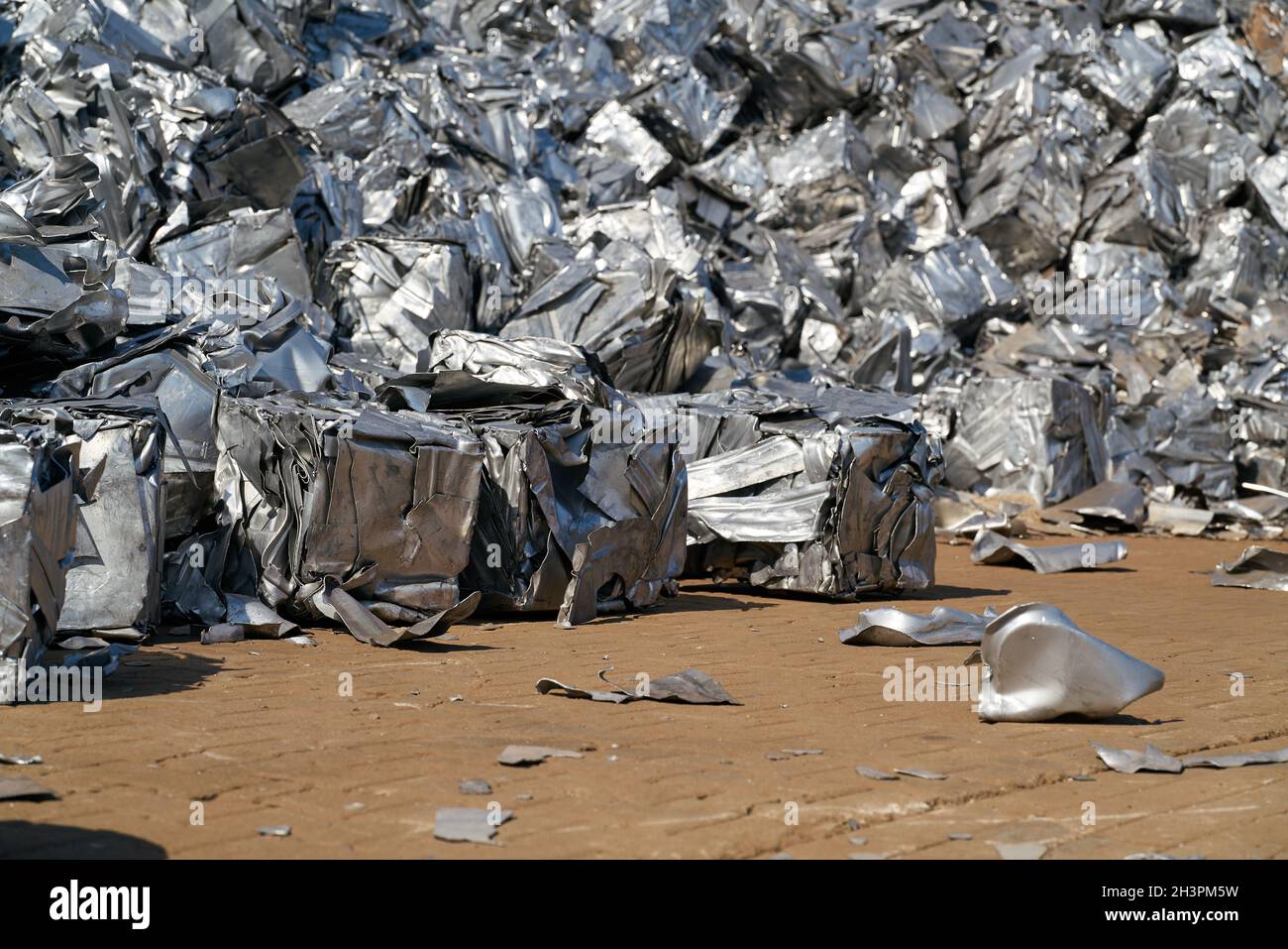 Rottami di metallo in un deposito di rottami nel porto in Magdeburgo in Germania Foto Stock
