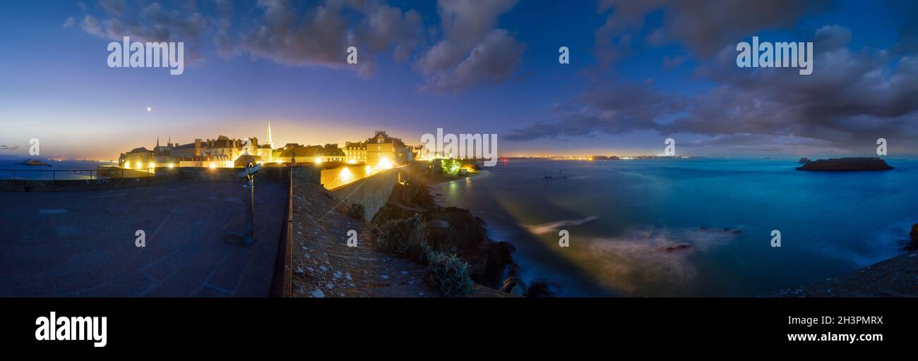 Saint-Malo vecchia città fortificata storica-vista notturna fortezza (la Ville Intra-Muros, Francia). Foto Stock