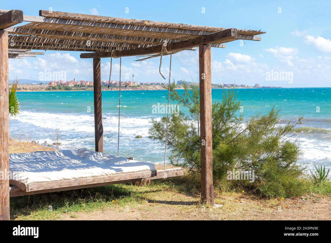 Cuscino sul letto della spiaggia con salotto, mare e cielo blu Foto Stock