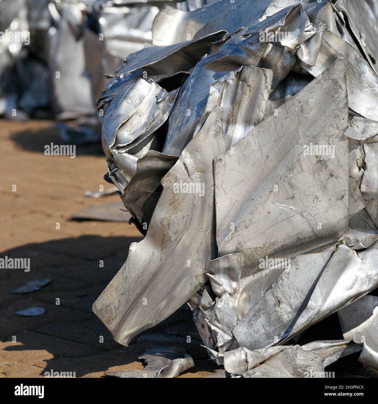 Rottami di metallo in un deposito di rottami nel porto in Magdeburgo in Germania Foto Stock
