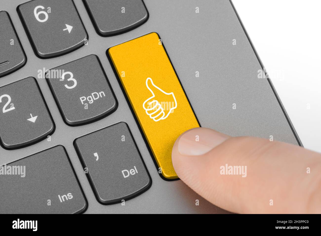 Tastiera del computer con il pollice il tasto Foto Stock