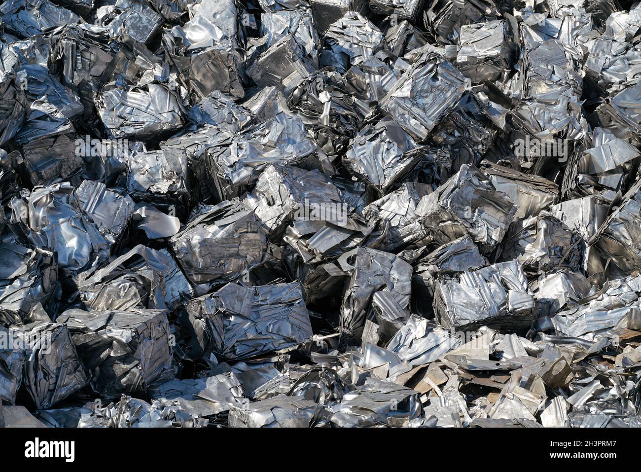 Cubetti di rottami pressati in un deposito di rottami nel porto di Magdeburg in Germania Foto Stock