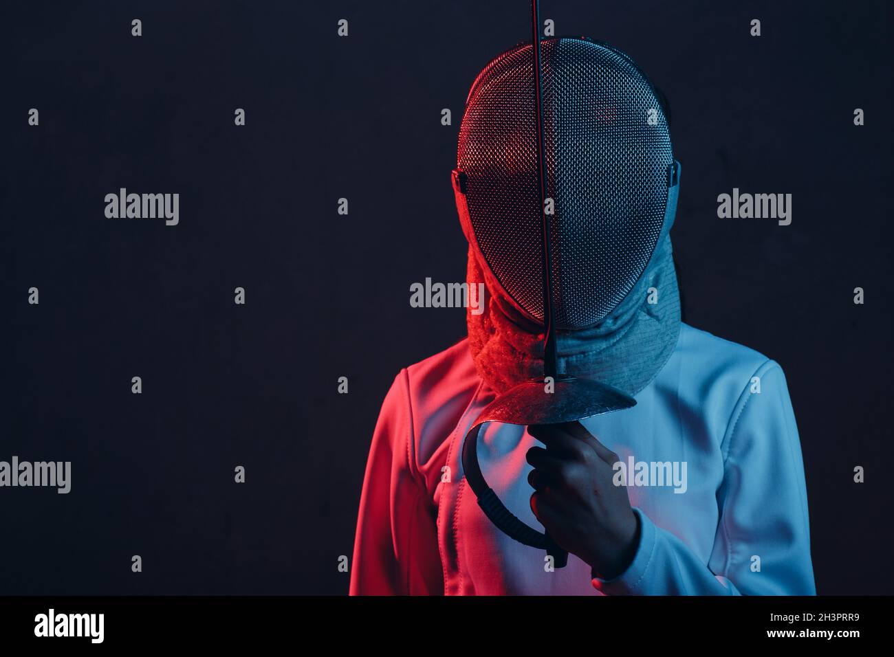 Fencer donna in maschera profilo ritratto con spada scherma, pinza, epee. Foto Stock