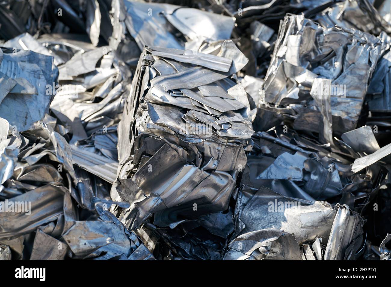 Rottami di metallo in un deposito di rottami nel porto in Magdeburgo in Germania Foto Stock