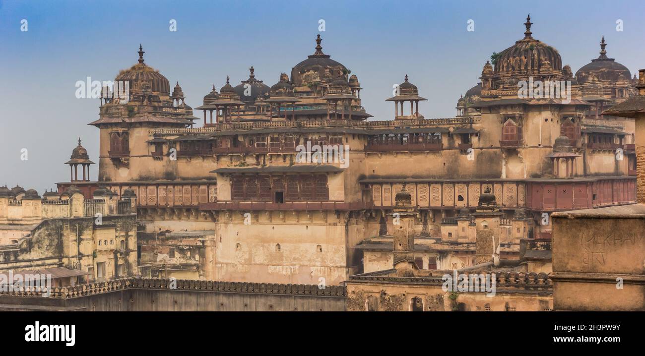 Panorama dello storico complesso Palace Fort a Orchha, India Foto Stock