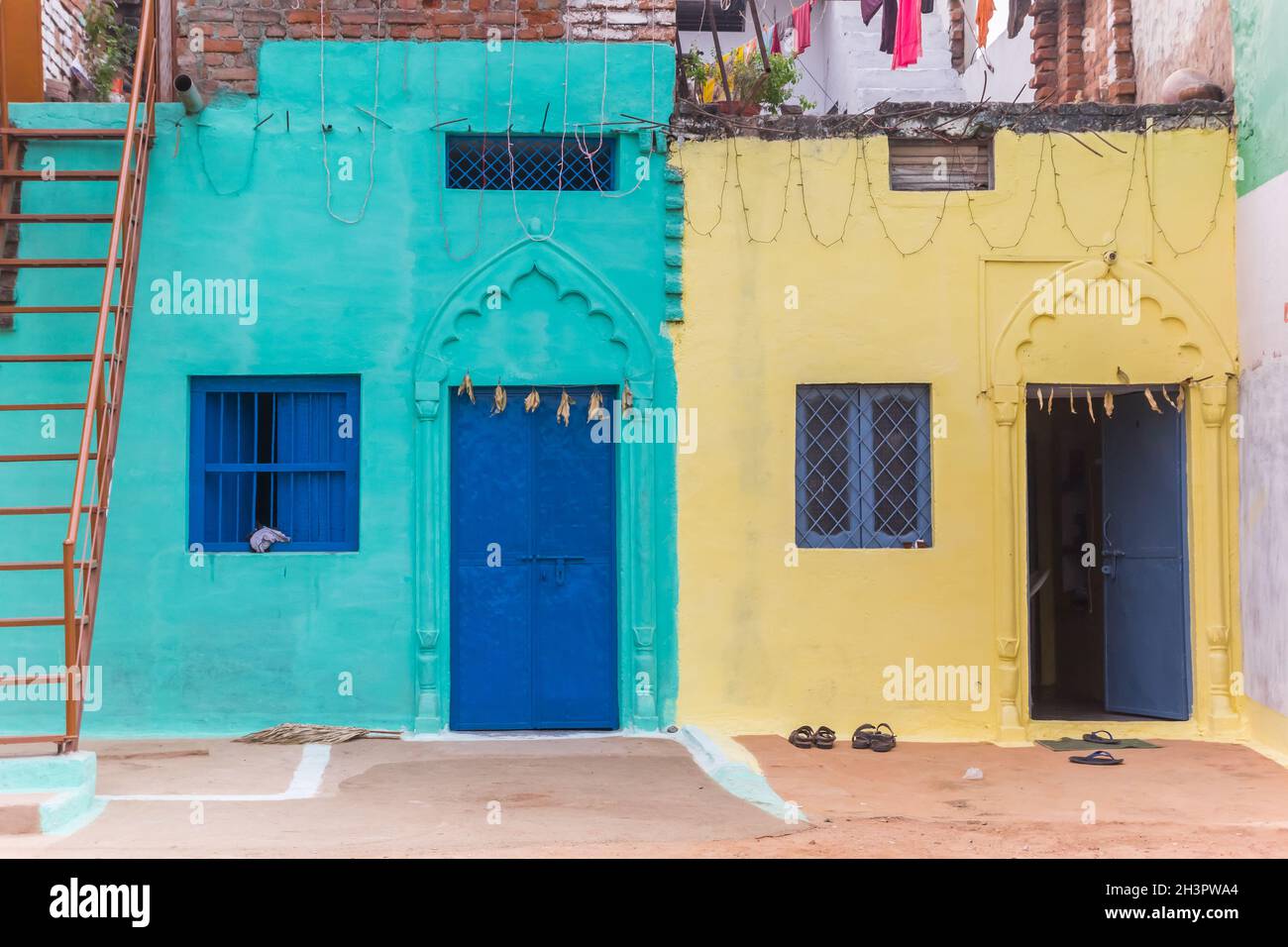 Colorata little case nel centro di Orchha, India Foto Stock