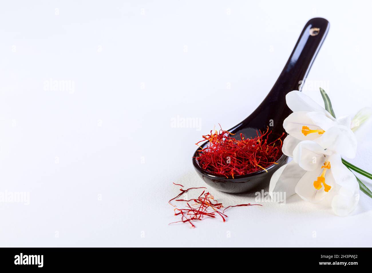 Fili di zafferano e fiori bianchi di cocco. Foto Stock