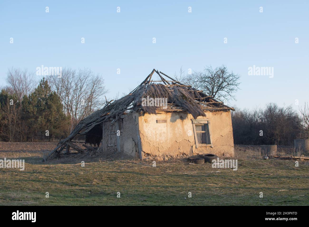 Una casa di argilla rovinata e dilapidata. Un edificio. Foto Stock