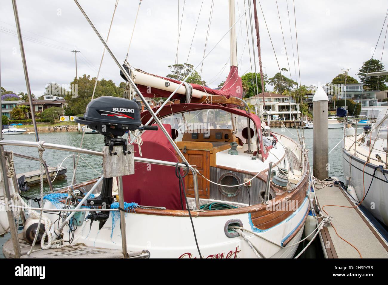 Yacht a vela in legno ormeggiato in un porto turistico su Pittwater, Sydney, Australia Foto Stock