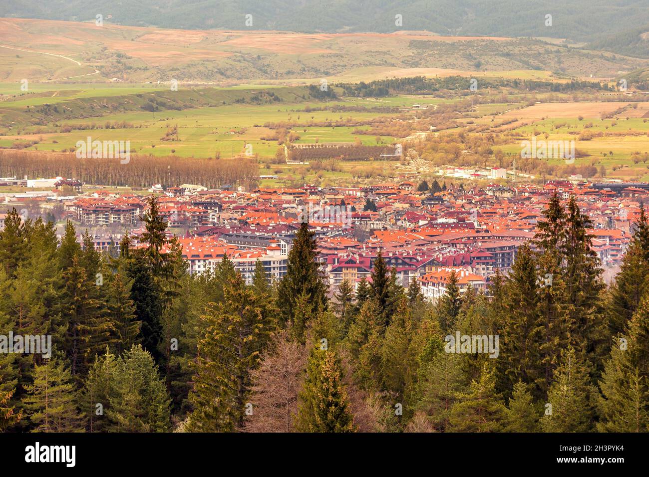 Panorama estivo della città di Bansko, Bulgaria Foto Stock