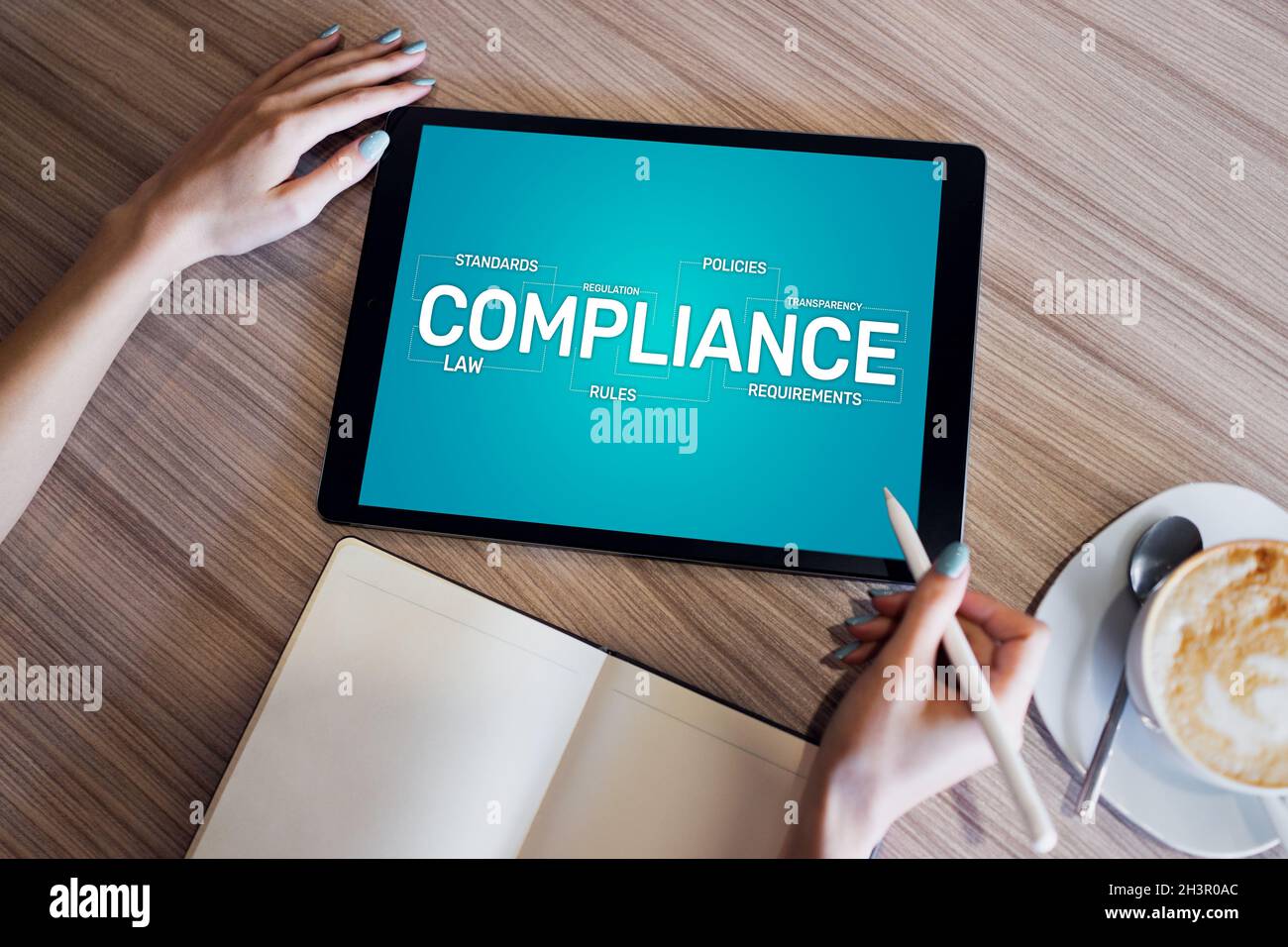 Concetto di conformità con icone e diagrammi. Regolamenti, leggi, standard, requisiti, audit. Informazioni sullo schermo del dispositivo. Foto Stock