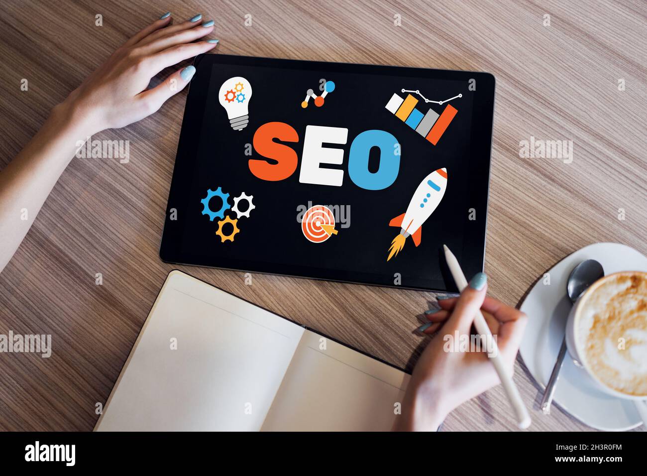 Ottimizzazione SEO Search Engine. Concetto di marketing aziendale e digitale. Foto Stock