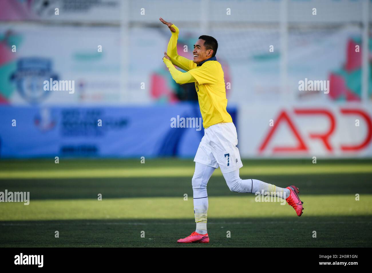 Ulaanbaatar, Mongolia. 28 ottobre 2021. Jakkit Palapon della Thailandia visto celebra un gol durante la AFC U23 Asian Cup Uzbekistan 2022 Gruppo J turno di qualificazione tra Thailandia e Laos al MFF Stadium.(Score finale; Thailandia 3:0 Laos) (foto di Amphol Thongmueangluang/SOPA i/Sipa USA) credito: Sipa USA/Alamy Live News Foto Stock