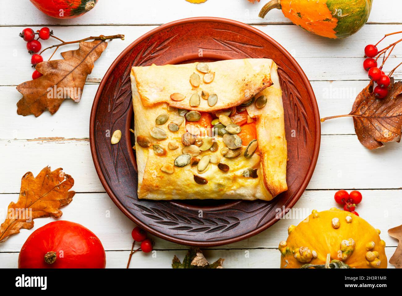 Prodotti freschi di zucca cotta al forno con pita pane Foto Stock