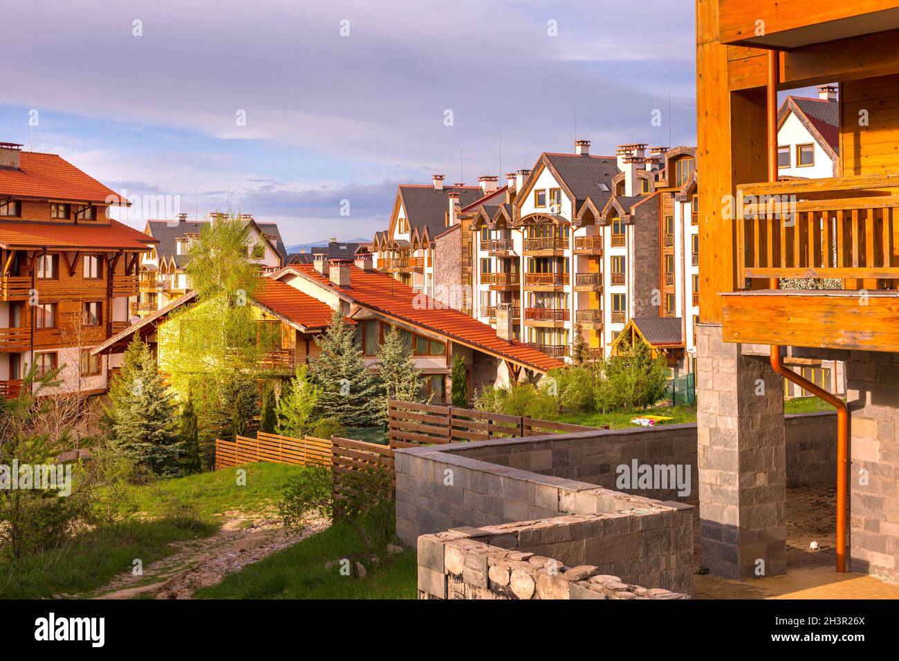 Panorama degli hotel estivi a Bansko, Bulgaria Foto Stock