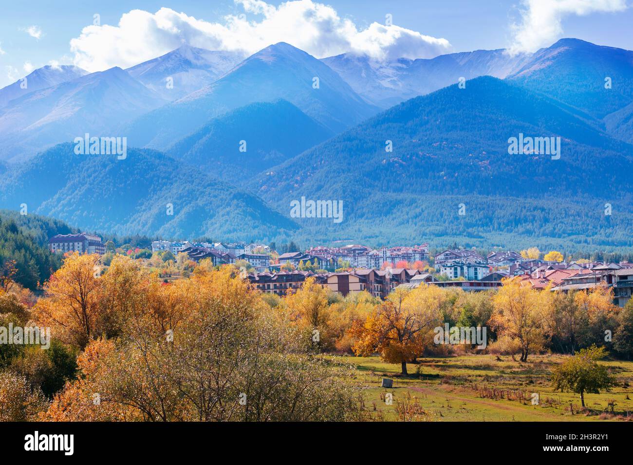 Bansko, Bulgaria, città autunno panorama Foto Stock
