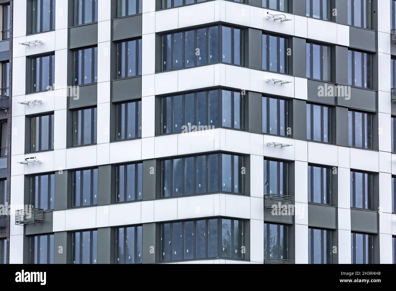 Parte della parete di un edificio residenziale con finestre Foto Stock