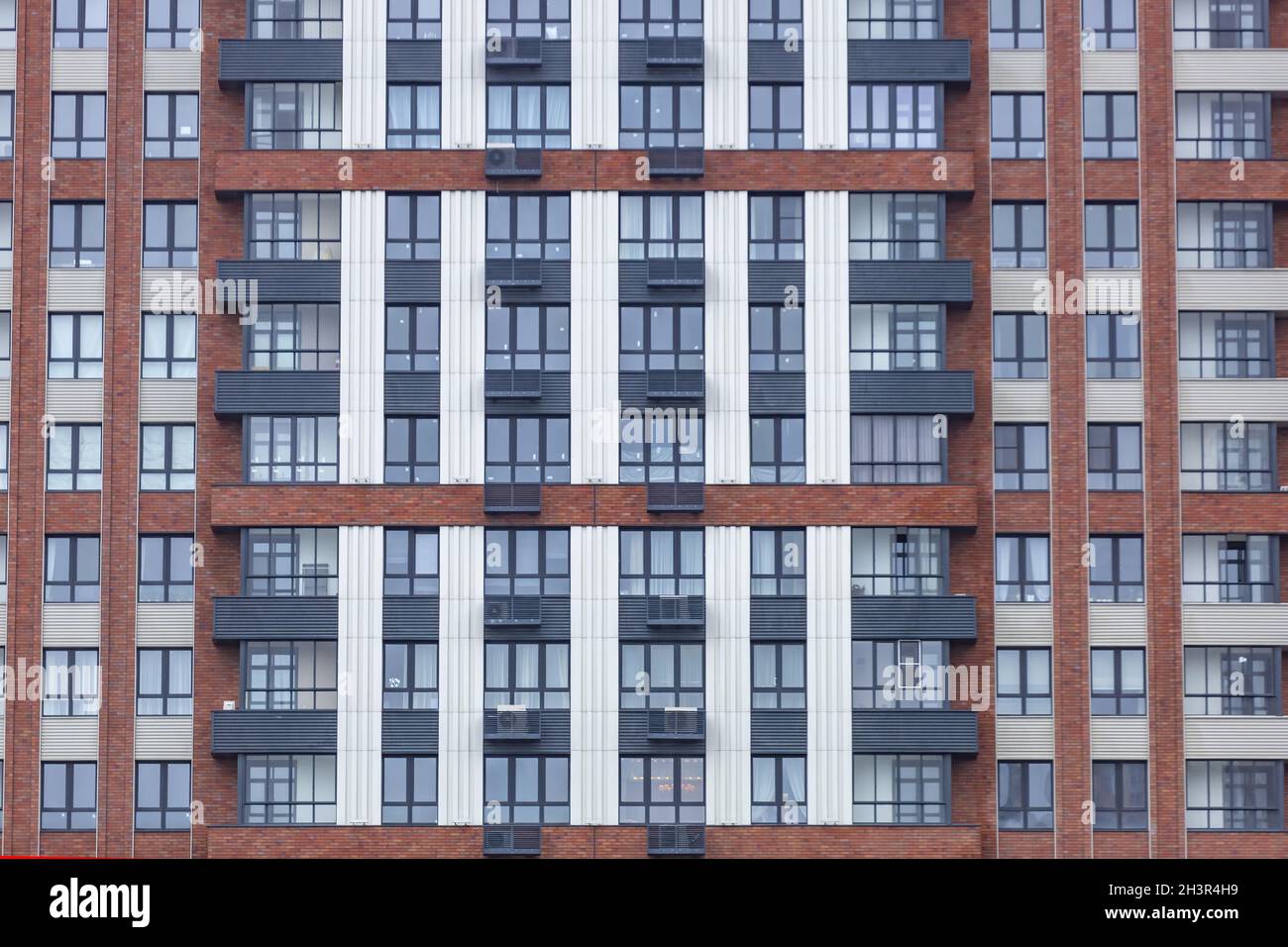 Parte della parete di un edificio residenziale con finestre Foto Stock