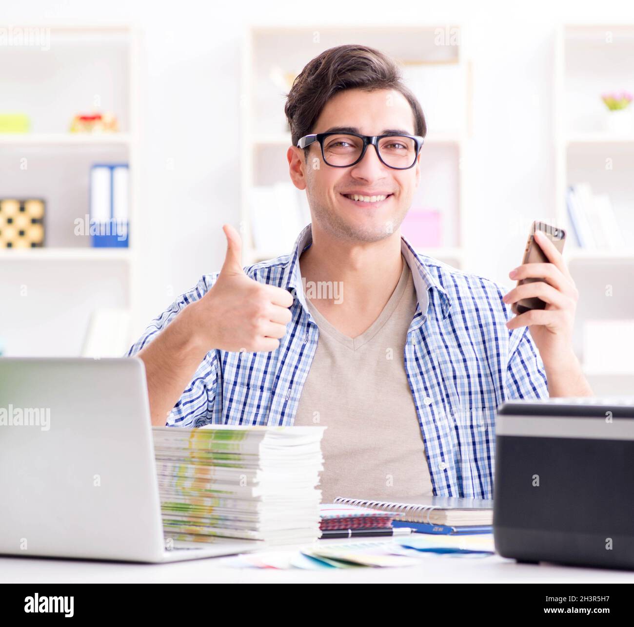 Sales Assistant presso la casa editrice che mostra pronto libri stampati Foto Stock