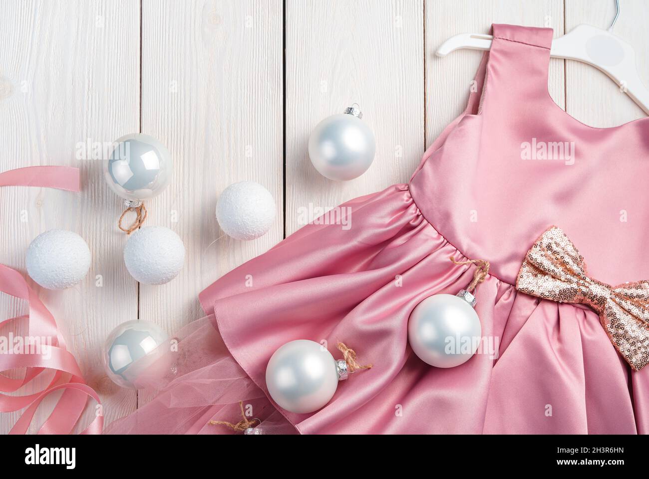 Sfondo festivo con un abito elegante e palle di Natale. Vista dall'alto, spazio di copia. Foto Stock