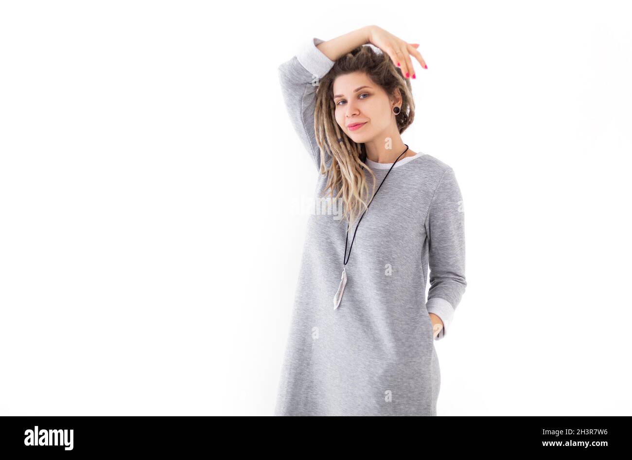 Donna felice che scuote i dreadlock e sorride Foto Stock