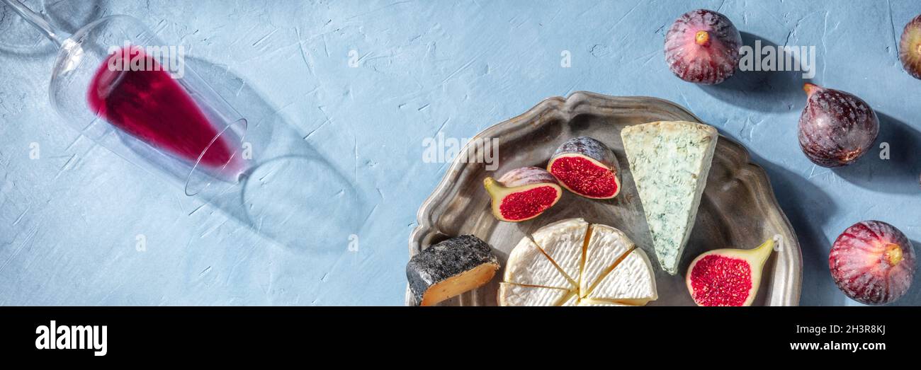 Panorama degustazione vini e formaggi con formaggio blu e un luogo per il testo Foto Stock