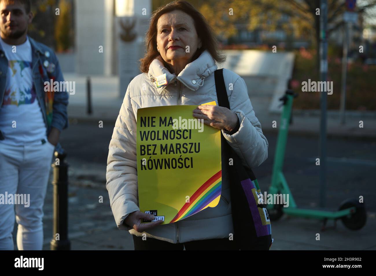 Diverse dozzine di persone si sono riunite di fronte al parlamento il 29 ottobre 2021 per protestare contro una proposta di legge che proibirebbe le marce della parità. Il disegno di legge, introdotto dal conservatore attivista anti-aborto Kaja Godek, teme che una legge sarà approvata, vietando completamente le marce gay di orgoglio, note come marce di uguaglianza in Polonia. La Polonia è stata nominata come il paese peggiore in cui le persone LGBT vivono nell'Unione europea, con diverse regioni che si sono dichiarate "libere dall'ideologia LGBT”. Il clima anti-LGBT nel paese ha visto molte persone LGBT cercare rifugio nei paesi vicini. (Foto di Jaap Arrien Foto Stock