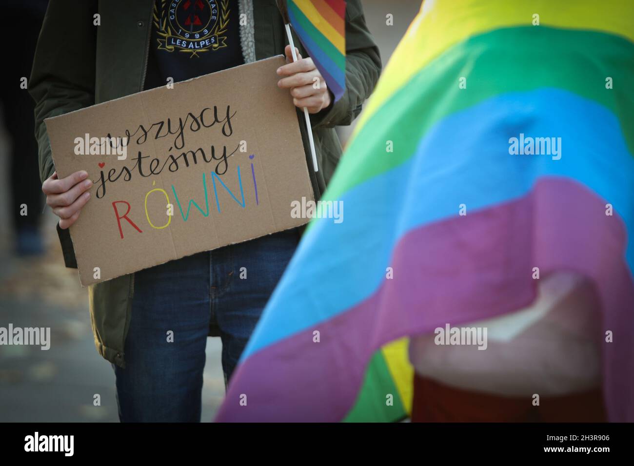 Diverse dozzine di persone si sono riunite di fronte al parlamento il 29 ottobre 2021 per protestare contro una proposta di legge che proibirebbe le marce della parità. Il disegno di legge, introdotto dal conservatore attivista anti-aborto Kaja Godek, teme che una legge sarà approvata, vietando completamente le marce gay di orgoglio, note come marce di uguaglianza in Polonia. La Polonia è stata nominata come il paese peggiore in cui le persone LGBT vivono nell'Unione europea, con diverse regioni che si sono dichiarate "libere dall'ideologia LGBT”. Il clima anti-LGBT nel paese ha visto molte persone LGBT cercare rifugio nei paesi vicini. (Foto di Jaap Arrien Foto Stock