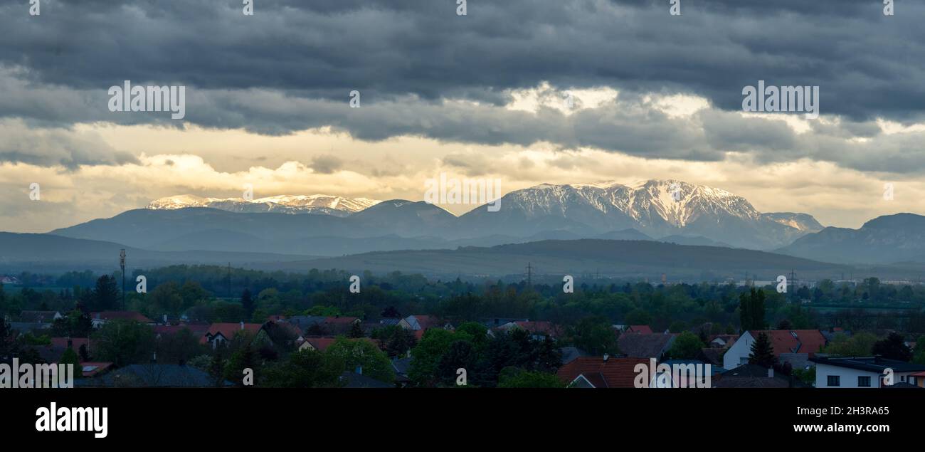 Montagne Rax e Schneeberg in bassa Austria ricoperte di neve e nuvole scure al mattino Foto Stock