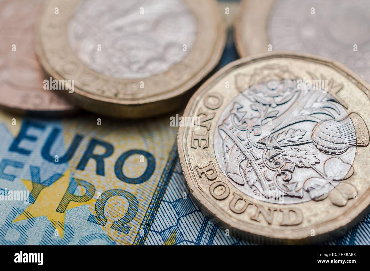 Monete in sterline britanniche e 1 euro Foto Stock