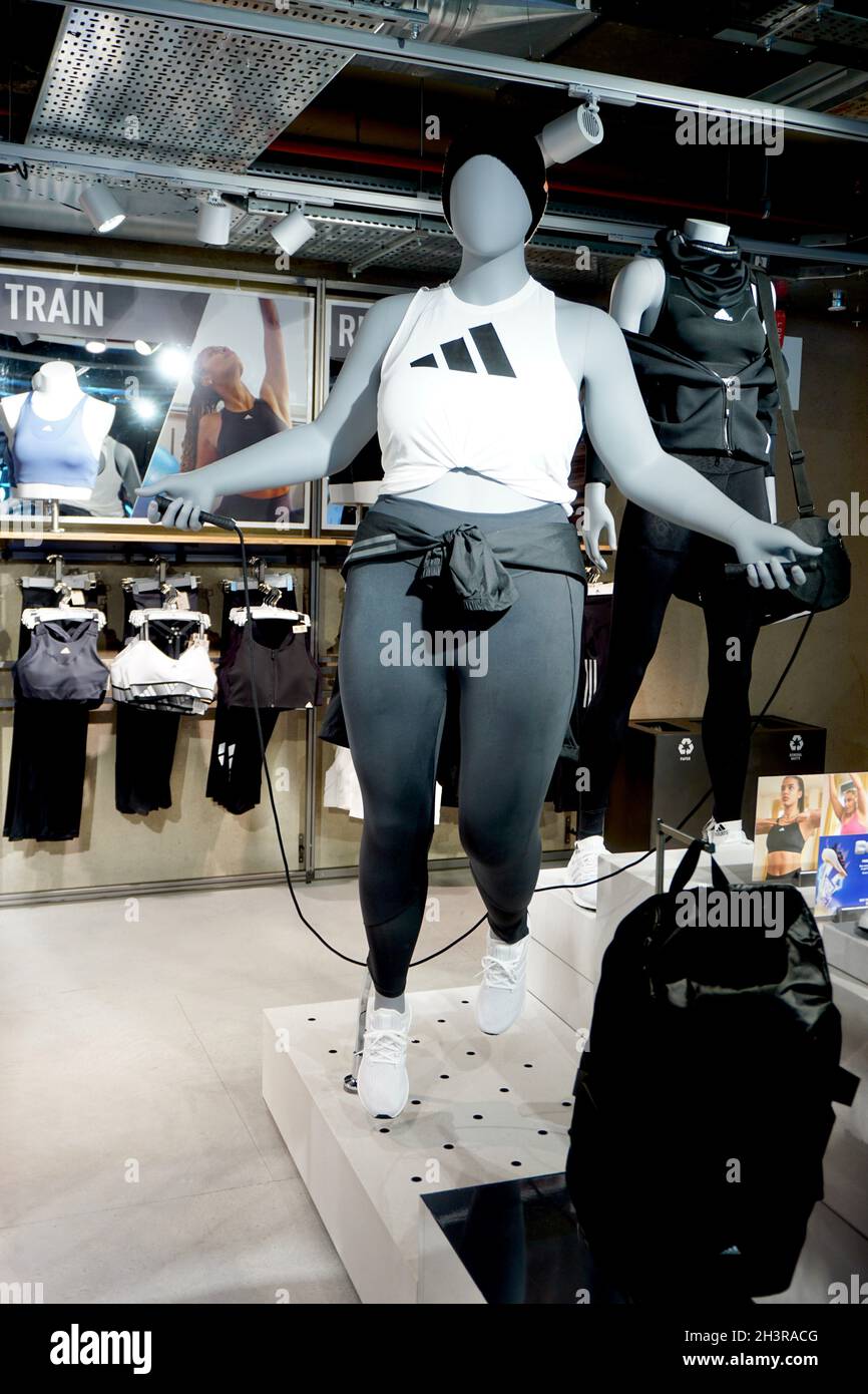 Interno del negozio Adidas su Oxford Street, Londra, Regno Unito Foto Stock